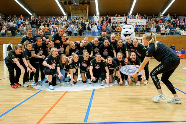 Bietigheim, Germany 04 May 2022 HBF 21 22 SG BBM Bietigheim VfL Oldenburg the team of Bietigheim, final cheer final cheer emotion joy team photo, group photo, Danick Snelder Bietigheim holds the championship trophy Bietigheim Halle am Viadukt Baden Württemberg Germany