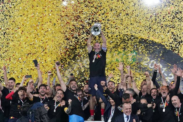 Bilder des Jahres 2022, Sport 05 Mai Sport Themen der Woche KW18 Sport Bilder des Tages May 6, 2022, Lecce, Italy: Lecce, Italy, Stadio Via del Mare, May 06, 2022, US Lecce celebrates for the championship victory with the cup during US Lecce vs Pordenone Calcio - Italian soccer Serie B match. Italian soccer Serie B match - US Lecce vs Pordenone Calcio, Lecce, Italy - ZUMAl164 20220506_zsa_l164_326 Copyright: xEmmanuelexMastrodonatox