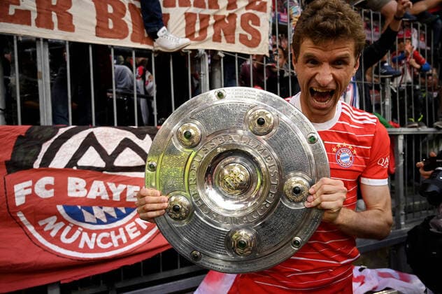Munich, Allianz Arena, 08 05 22, GER, Men, 1 Bundesliga, Saison 2021 2022, FC Bayern Muenchen VfB Stuttgart Bild Thomas Müller Bayern mit Meisterschale Nur fuer journalistische Zwecke Only for editorial use According to the regulations of the DFL Deutsche Fußball Liga it is prohibited to use or have used photographs taken in the stadium and or from the game in the form of sequence images and or video-like photo series DFL regulations prohibit any use of photographs as image sequences and or quasi video Bayern Germany