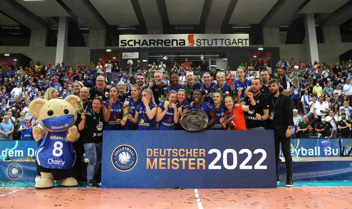 BAU 08 05 2022, Germany, Stuttgart Volleyball Bundesliga, Allianz MTV Stuttgart vs SC Potsdam, final cheer, MTV Stuttgart with championship trophy