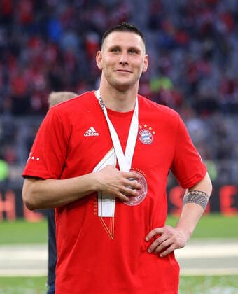 Bayern, Fußball Bundesliga, Saison 2021 2022, FC Bayern München vs VfB Stuttgart, Niklas Süle Bayern with medal In accordance with the requirements of the DFL Deutsche Fußball Liga is prohibited in the stadium and or from the game made photographs in the form of sequence images and or video-like photo series to exploit or to let exploited