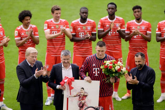 08 05 2022, Football 1 Bundesliga 2021 2022, 33 matchday, FC Bayern München VfB Stuttgart, at Allianz Arena Munich farewell of Niklas Süle FC Bayern München , with sports director Hasan Salihamidzic Bayern München , president Herbert Hainer FC Bayern , board member Oliver Kahn Bayern München with flowers, Niklas Süle FC Bayern München and the whole team stands guard DFL and DFB regulations prohibit any use of photographs as image sequences and or quasi video