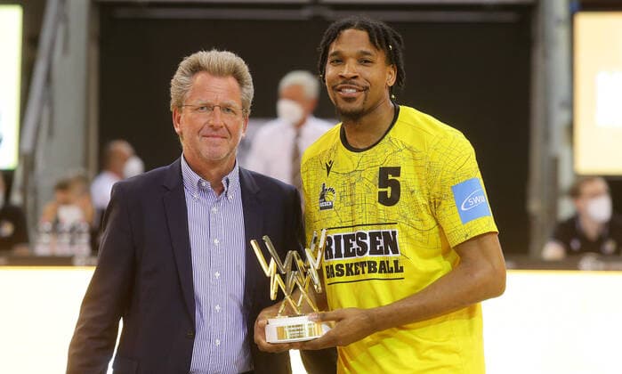 Ludwigsburg , Basketball easycredit BBL Bundesliga MHP Riesen Ludwigsburg vs MLP Academics Heidelberg , from left Stfean Holz BBL Justin Simon Riesen , Award as betser Defense Player of the Season