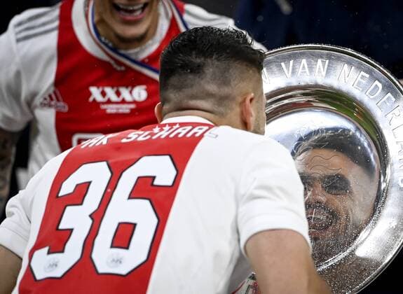 AMSTERDAM Dusan Tadic of Ajax with the bowl of the national championship after the Dutch Eredivisie match between Ajax Amsterdam and sc Heerenveen at the Johan Cruijff ArenA on May 11, 2022 in Amsterdam, Netherlands ANP OLAF KRAAK Dutch Eredivisie 2021 2022 xVIxANPxSportx xxANPxIVx 448407113 originalFilename: 448407113.jpg
