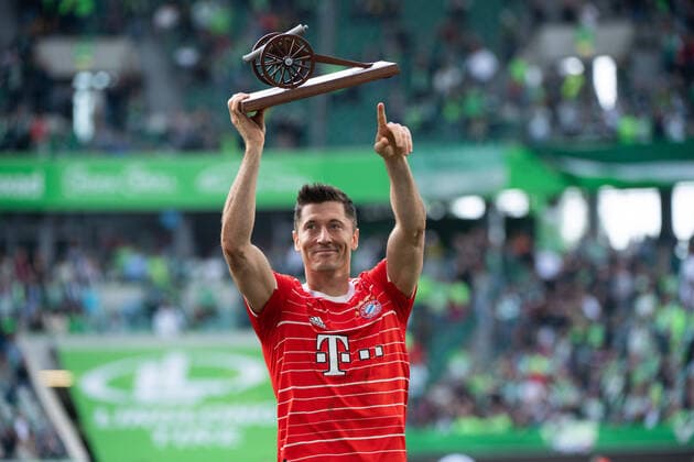 Robert Lewandowski FC Bayern Muenchen 9 gets the Kicker Torjaegerkanone, celebrates and says goodbye to the fans, VfL Wolfsburg vs FC Bayern Muenchen, 1 Fussball Bundesliga, 34 Spieltag, Spielzeit 2021 2022, 14 05 2022 DFB DFL regulations prohibit any use of photographs as image sequences and or quasi video VfL Wolfsburg vs FC Bayern Muenchen, 1 Fussball Bundesliga, 34 Spieltag, Spielzeit 2021 2022, 14 05 2022 Copyright: xEibner Memmlerx EP_MMR