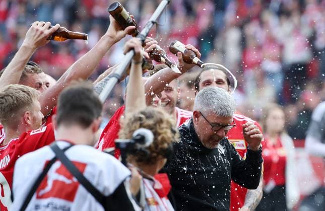 Beer shower for coach Urs Fischer, Union team celebrates participation Europa League joy emotion jubilation after the end of the game Sports Football Soccer 1 Bundesliga men DFL season 2021 2022 14 05 2022 1 FC Union Berlin FCU vs VfL Bochum DFL regulations prohibit any use of photographs as image sequences and or quasi video