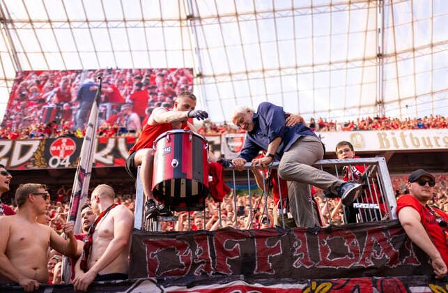 Farewell Managing Director Rudi Völler Leverkusen climbs into the fan block Bayer Leverkusen SC Freiburg 14 05 2022, football season 2021 22 Photo Moritz Müller