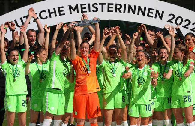 VfL vs Leverkusen, BL women Wolfsburg, 15 05 2022, FOOTBALL VfL Wolfsburg vs Bayer 04 Leverkusen, Flyeralarm Womens Bundesliga, season 2021 22 VfL Wolfsburg women are German Football Champion 2022, cheer with the championship trophy 2022 Wolfsburg