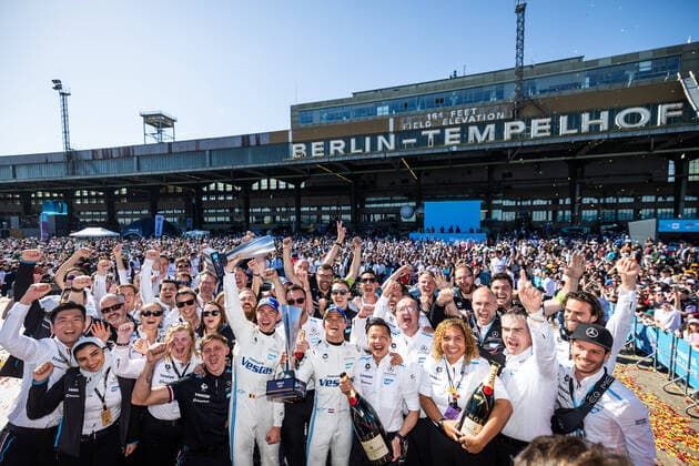 Bilder des Jahres 2022, Sport 05 Mai Sport Themen der Woche KW19 Motorsport, Formel E, Berlin ePrix auf dem Flughafen Tempelhof Tem picture with DE VRIES Nyck (nld), Mercedes-EQ Silver Arrow 02, portrait VANDOORNE Stoffel (bel), Mercedes-EQ Silver Arrow 02, portrait podium during the 2022 Berlin ePrix, 5th meeting of the 2021-22 ABB FIA Formula E World Championship, WM, Weltmeisterschaft on the Tempelhof Airport Street Circuit from May 13 to 15, in Berlin - AUTO - 2022 FORMULA E BERLIN ePRIX DPPI Panoramic 03422006_GH_93172