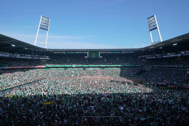 GER, 2 FBL, SV Werder Bremen vs SSV Jahn Regensburg 15 05 2022, wohninvest Weserstadion, Bremen, GER, 2 FBL, SV Werder Bremen vs SSV Jahn Regensburg in picture shows end of match final score 2 0 Platzsturm im Weserstadion SV Werder Bremen climbs back into 1 Bundesliga nordphotoxGmbHx xgumzmedia nphgm001