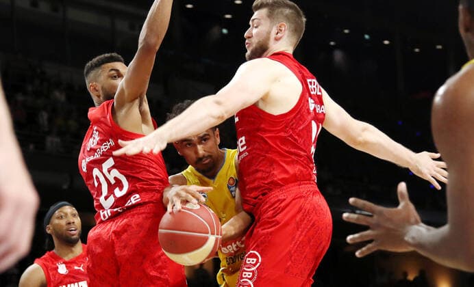Kenneth Ogbe, Maodo Lo, Martinas giving action game scene duel sports basketball BBL Bundesliga play off quarter final 2 game men season 2021 2022 15 05 2022 ALBA Berlin vs Brose Bamberg