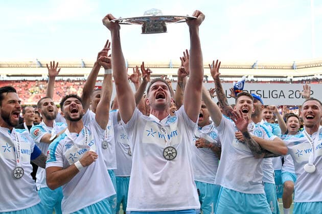 Simon TERODDE FC Schalke 04 with cup,championship cup,trophaee team photo,team,team photo,award ceremony,jubilation,joy,enthusiasm,football 2 Bundesliga season 2021 2022, 34 matchday, matchday34 1 FC Nuernberg FC Schalke 04 1 2, on 15 05 2022 , MAX MORLOCK STADIUM