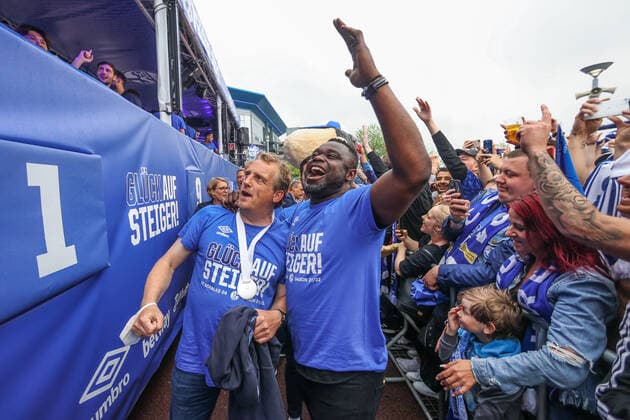 16 05 2022, Football, 2021 2022 season, 2 Bundesliga, FC Schalke 04 promotion celebration, f l head coach Mike Büskens FC Schalke 04 , team manager Gerald Asamoah FC Schalke 04 Gelsenkirchen Veltins Arena NRW Germany xRHR PHOTOx