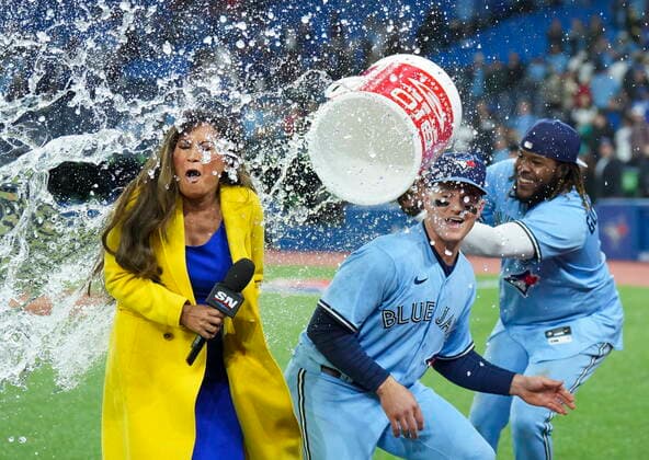 Bilder des Jahres 2022, Sport 05 Mai Sport Themen der Woche KW20 Sport Bilder des Tages May 16, 2022, TORONTO, ON, CANADA: Toronto Blue Jays third baseman Matt Chapman (26) moves quickly out of the way as Toronto Blue Jays first baseman Vladimir Guerrero Jr. (27) accidentally soaks SportsnetöÄÃ s Hazel Mae with water after The Blue Jays defeated the Seattle Mariners during American League, MLB, Baseball Herren, USA baseball action in Toronto on Monday, May 16, 2022. Canada News - May 16, 2022 - ZUMAc35_ 20220516_zaf_c35_170 Copyright: xNathanxDenettex