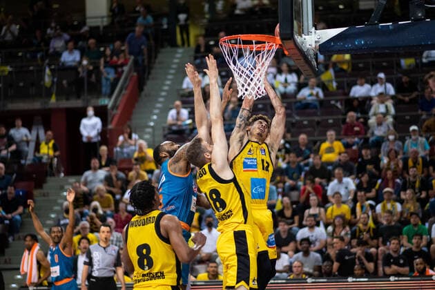 Jonas Wohlfarth Bottermann MHP Riesen Ludwigsburg , Jonah Radebaugh MHP Riesen Ludwigsburg at the basket, GER, MHP Riesen Ludwigsburg vs Ratiopharm Ulm, easycredit Basketball Bundesliga, playoff quarterfinal game 2, 17 05 2022, season 2021 2022 GER, MHP Riesen Ludwigsburg vs Ratiopharm Ulm, easycredit Basketball Bundesliga, playoff quarterfinal game 2, 17 05 2022, season 2021 2022 Copyright: xEibner Memmlerx EP_MMR