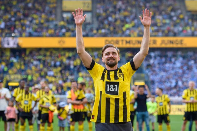 Soccer 1 Bundesliga, 34 match day, Borussia Dortmund Hertha BSC Berlin on 14 05 2022 at Signal Iduna Park in Dortmund North Rhine Westphalia Dortmund s Marcel Schmelzer is said goodbye, thanks the fans, DFL REGULATES PROHIBIT ANY USE OF PHOTOGRAPHS AS IMAGE SEQUENCES AND OR QUASI VIDEO Copyright: xChristopherxNeundorfx