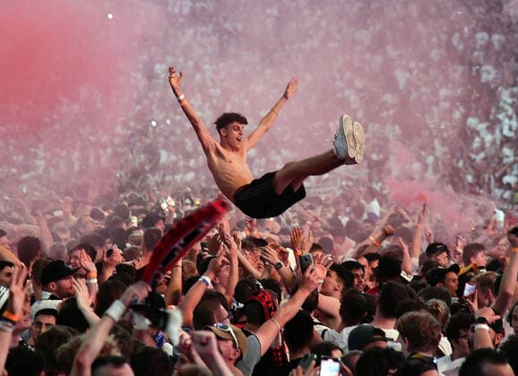 18 05 2022, xhbx, football UEFA Europa League Final 2022 Public Viewing, Eintracht Frankfurt Glasgow Rangers emspor, v l Eintracht Frankfurt fans cheer jubilant after the end of the game DFL DFB REGULATES PROHIBIT ANY USE OF PHOTOGRAPHS as IMAGE SEQUENCES and or QUASI VIDEO Frankfurt am Main