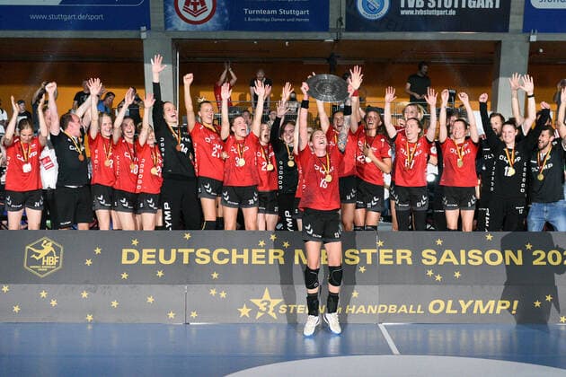 Luisa Schulze SG BBM Bietigheim 13 raises the championship trophy in the air SG BBM Bietigheim vs TusSies Metzingen Handball, HBF, 26 Ligaspiel, Saison 2021 2022 , 21 05 2022 SG BBM Bietigheim vs TusSies Metzingen Handball, HBF, 26 Ligaspiel, Saison 2021 2022 , 21 05 2022 Stuttgart Copyright: xEibner-Pressefotox EP_TBR