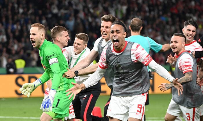 Football, men, season 2021 2022, 79 final for the DFB Cup in Berlin, SC Freiburg RB Leipzig, f l goalkeeper Peter Gulacsi RB Leipzig , Yussuf Poulsen RB Leipzig , Angelino RB Leipzig , cheering after the final whistle, 21 05 2022, Copyright: xMatthiasxKochx