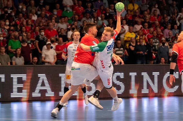 Gisli Kristjansson SC Magdeburg 10 vs Tobias Schimmelbauer HSV Hamburg 2 HSV Hamburg vs SC Magdeburg, Handball, Bundesliga, Matchday 31, Season 2021 2022, 22 05 2022 Marcel von Fehrn HSV Hamburg vs SC Magdeburg, Handball, Bundesliga, Matchday 31, Season 2021 2022, 22 05 2022 Hamburg Copyright: xEibnerxPressefoto MarcelxvonxFehrnx EP_EER