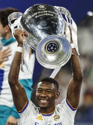 PARIS David Alaba of Real Madrid with UEFA Champions League trophy, Coupe des clubs Champions Europeans during the UEFA Champions League final match between Liverpool FC and Real Madrid at Stade de Franc on May 28, 2022 in Paris, France ANP DUTCH HEIGHT MAURICE VAN STONE UEFA Champions League final 2021 2022 xVIxANPxSportx xMauricexvanxSteenxIVx 449485317 originalFilename: 449485317.jpg