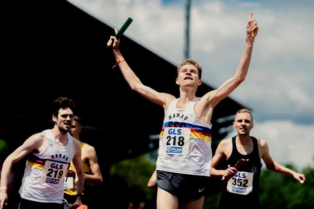 DM Long Distance Relays Mainz, 29 05 2022 Lukas Abele SSC Hanau Rodenbach crosses the finish line in front of Marc Tortell Athletics Team Karben on 29 05 2022 during the German Long Distance Championships at Otto Schott Sports Center in Mainz, Germany Copyright: xBEAUTIFULxSPORTS Flatemerschx