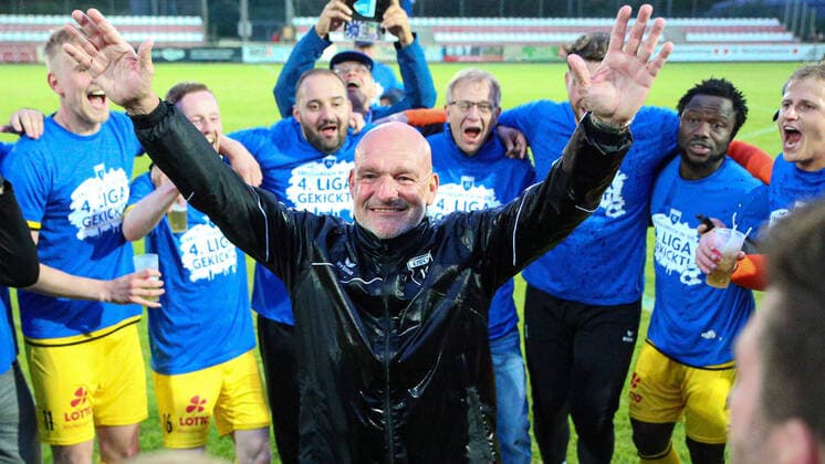 v li Stefan Emmerling coach, head coach, BSV Kickers Emden with jubilation about the promotion to the Regionalliga Nord, jubilation, exuberant, party, cheerful, laughter, joy about the victory, about the won game, in the team circle, circle of the team, 01 06 2022, Bremen Germany , football, Relegation Regionalliga Nord, BSV Kickers Emden Concordia Hamburg xobx
