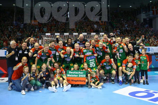02 06 2022, xtgx, handball, Liqui Moly HBL, SC Magdeburg HBW Balingen Weilstetten emspor v l Magdeburg celebrates the championship, jubilation over the victory, jubilation after the end of the game Magdeburg