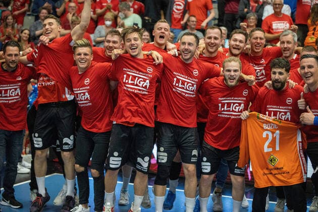 Handball I Men I Season 2021 2022 I 2 HBL I 37 Matchday I ASV Hamm Westfalen TV Großwallstadt I 03 06 2022 team celebrates ASV Hamm Westfalen Hamm Westpress Arena NRW Germany Copyright: xLobeca PatrickxNuhnx