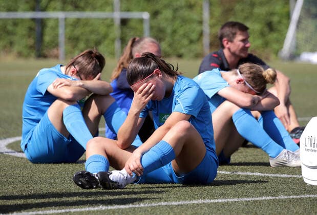 Germany, 04 06 22, football, women regional league relegation, VfB Obertürkheim FSV Hessen Wetzlar Defeated players VfB Obertürkheim Front Blerta Smaili
