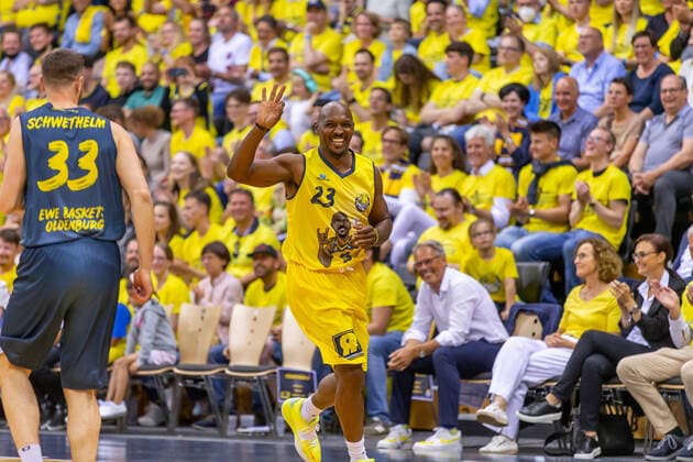 Oldenburg, Lower Saxony, DEU, 04 06 2022, Rickey Paulding, captain of EWE Baskets Oldenburg, is bid farewell with an emotional ceremony after 15 years with the EWE Baskets Oldenburg His jersey with the number 23 was pulled under the hall ceiling and thus officially no longer awarded In the Allstargame Rickey Friends he met some of his companions EWE Baskets Oldenburg BBL legend Rickey Paulding said goodbye after 15 years