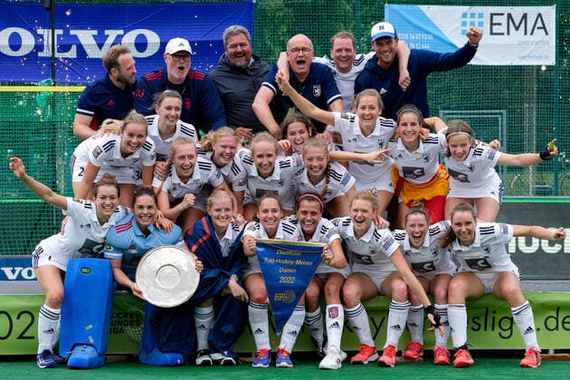 Players from Düsseldorfer HC DHC , with the cup, the trophy, at the award ceremony, winners pennant, blue pennant, championship trophy, honor, cheering after the final whistle, cheering, jubilant, joy, winner, winner of the German Championship, highlight, optimistic, German champion, 2022, title winner 2022, champion, action, action, team photo, team, team photo, team, group photo, 05 06 2022, Bonn Germany , field hockey, German championship, final, ladies, Mannheimer HC Düsseldorfer HC xozx