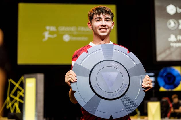 VBL Grand Final by bevestor 05 06 2022 Dylan DullenMIKE Neuhausen SC Freiburg NEO with the championship trophy Virtual Bundesliga Grand Final by bevestor, Cologne, XPOST Copyright: xBEAUTIFULxSPORTS Wunderlx