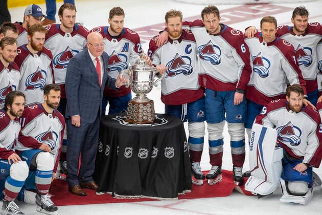 Sport Themen der Woche KW23 June 6, 2022, EDMONTON, AB, CANADA: The Colorado Avalanche stand with the Campbell Conference Bowl after beating the Edmonton Oilers in NHL, Eishockey Herren, USA playoff hockey action in Edmonton on Monday, June 6, 2022. The Avalanche won the game 6-5, to take the series. Canada News - June 6, 2022 - ZUMAc35_ 20220606_zaf_c35_153 Copyright: xAmberxBrackenx