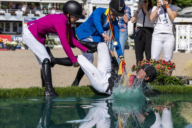mit 2 Umläufen Balve, Reitstadion Schloss Wocklum 11. June 2022 -