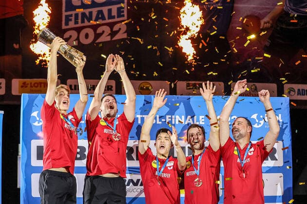Ballsporthalle Frankfurt on 11 June 2022, Liebherr Table Tennis Bundesliga Final, Borussia Duesseldorf 1 FC Saarbrücken TT f l ,Anton Kaellberg SWE, Borussia Duesseldorf , Kristian Karlsson SWE, Borussia Duesseldorf , Dang Qiu GER, Borussia Duesseldorf , Timo Boll GER, Borussia Duesseldorf , coach Danny Heister NED, Borussia Duesseldorf and in the picture team of Borussia Duesseldorf, award ceremony, Duesseldorf with trophy, celebration photo with trophy Copyright: JoaquimxFerreira