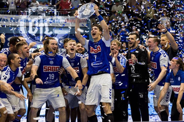 2 Handball Bundesliga VfL Gummersbach HSC 2000 Coburg 11 06 2022 Julian Koester 7, VfL Gummersbach holds up the championship trophy as the team cheers 2 Handball Bundesliga VfL Gummersbach HSC 2000 Coburg Gummersbach, Schwalbe arena 11 06 2022 Copyright: xBEAUTIFULxSPORTS Wunderlx