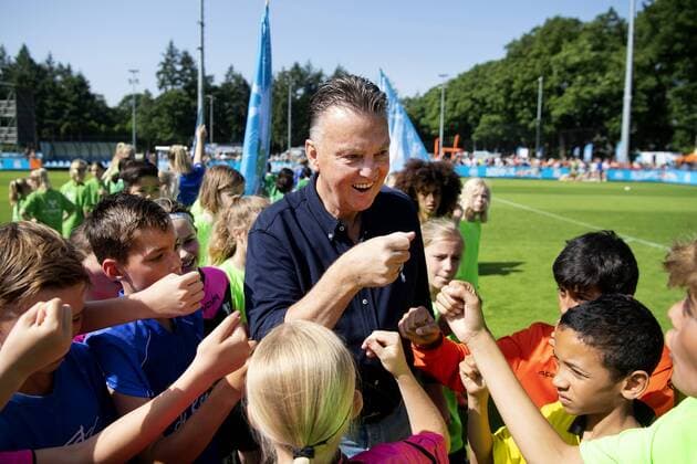 2022 06 17 10 37 23 ZEIST National coach Louis van Gaal opens the national school football tournament on the KNVB Campus Primary school children from groups 5 to 8 who have reached the final, divided over 26 teams, play for the first place of the tournament ANP OLAF KRAAK netherlands out belgium out Zeist xVIxxIVx 450546222 originalFilename: 0161091416st.jpg