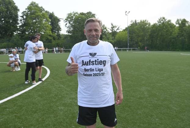 Football, Landesliga Berlin, season 2021 2022, relegation to the Berlin League second leg , Stern Britz BFC Preussen, the BFC Preussen celebrates the promotion to the Berlin League, coach Thomas Häßler BFC Preussen , 19 06 2022, Copyright: xMatthiasxKochx