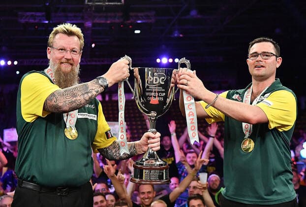 19 06 2022, xhbx, Dart Cazoo World Cup of Darts 2022, emspor, v l Simon Whitlock Australia , Damon Heta Australia award ceremony, cup Frankfurt am Main