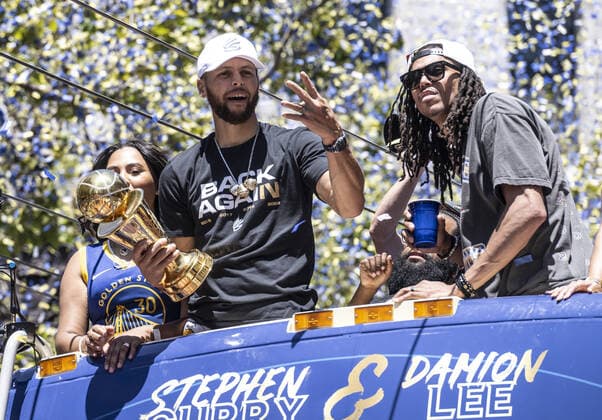 Basketball, NBA, Golden State Warriors Siegesparade Golden State Warriors Stephen Curry (L) holds his NBA, Basketball Herren, USA Finals MVP trophy next to Damion Lee during a parade up Market Street to honor the team s NBA championship in San Francisco on Monday, June 20, 2022.  SXP2022062024 TERRYxSCHMITT