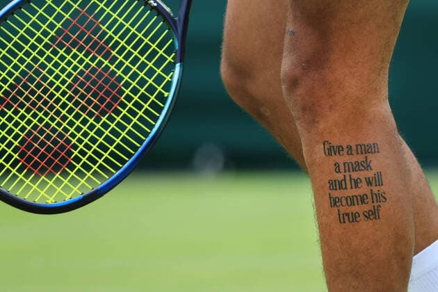 Tennis Wimbledon Tag 2 28. Juni 2022 Tennis Wimbledon Tag 2 Eine Tätowierung am Bein von Nick Kyrgios AUS während seines Herreneinzelspiels in der 1. Runde gegen Paul Jubb GBR Foto Simon Stacpoole Offside London UK  Copyright: xSimonxStacpoolexOffside