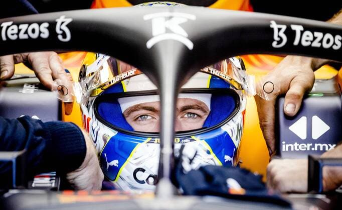 2022 07 08 13 26 38 SPIELBERG Max Verstappen 1 with the Oracle Red Bull Racing RB18 Honda in the pit box at the Red Bull Ring race track in the run up to the Austrian Grand Prix ANP SEM VAN DER WAL netherlands out belgium out Spielberg xVIxxIVx 451490342 originalFilename: 0162527839st.jpg