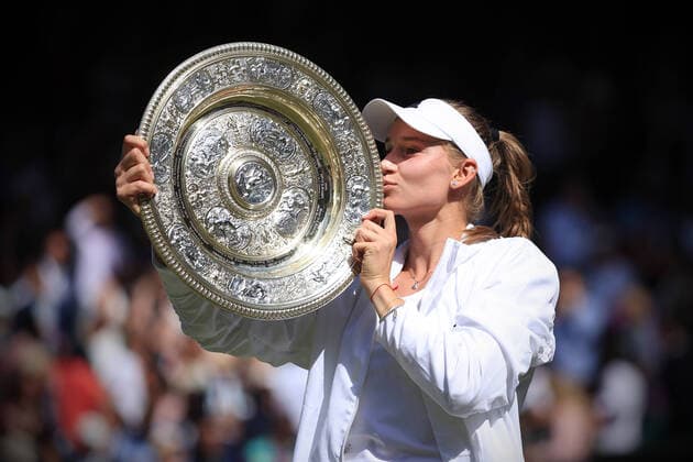Tennis Wimbledon Tag 13 9. Juli 2022 Tennis Wimbledon Tag 13 Elena Rybakina KAZ küsst die Venus Rosewater Dish Trophäe nach ihrem Sieg über Ons Jabeur TUN im Dameneinzel Finale Foto Simon Stacpoole Offside London UK  Copyright: xSimonxStacpoolexOffside