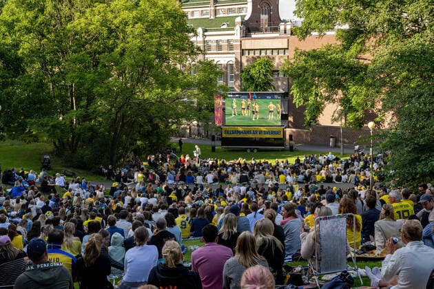 220713 Fans of Sweden watching the UEFA Women s Euro 2022 group stage match between Sweden and Switzerland on July 13, 2022 in Gothenburg Photo Daniel Stiller BILDBYRAN kod DS DS0257 fotboll football soccer fotball swedish fans in gothenburg bbeng publik fans,  Copyright: DANIELxSTILLER BB220713DS007