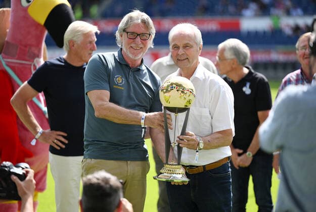 Bernard Ennatz Dietz, r , was honored by Toni Schumacher as a footballer Guardian of Tradition 17 07 2022, football GER, season 2022 2023, Schauinsland Reisen CUP DER TRADITIONEN in Duisburg, Borussia Mönchengladbach MSV Duisburg photo Maik Hölter TEAM2sportphoto Duisburg North Rhine Westphalia Germany Team2