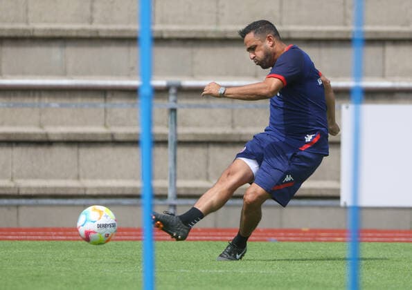 Football training camp 1 FSV Mainz 05 15 07 22, Co coach BABAK KEYHANFAR crossing,