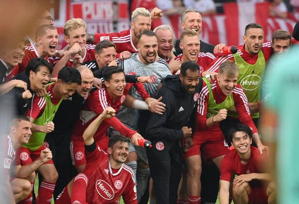 The team of Fortuna Duesseldorf celebrates with coach Daniel Thioune Fortuna Duesseldorf , mi , the victory 22 07 2022, Football GER, season 2022 2023, 2 Bundesliga, 2 matchday, Fortuna Duesseldorf SC Paderborn photo Maik Hölter TEAM2sportphoto DFL regulations prohibit any use of photographs as image sequences and or quasi video Duesseldorf North Rhine Westphalia Germany Team2