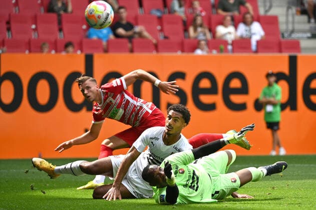 Ermedin DEMIROVIC FC Augsburg scores the goal to 1 1 against Loic BADE Rennes and goalkeeper Steve MANDANDA Rennes , action,goal shot,penalty area scene football test match FC Augsburg Stades Rennes on 23 07 2022 in Augsburg ,WWK Arena DFL regulations prohibit any use of photographs as image sequences and or quasi video