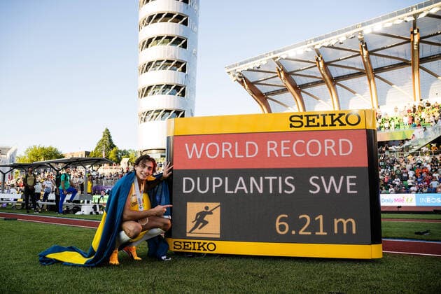 220724 Armand Duplantis of Sweden celebrates after clearing 6,21 and setting a new world record at men?s pole vault final during day 10 of the 2022 World Athletics Championships on July 24, 2022 in Eugene Photo Joel Marklund BILDBYRAN kod JM JM0338 bbeng friidrott athletics friidrett 2022 world athletics championships world athletics championships oregon22 friidrotts vm friidretts vm vm sverige,  Copyright: JOELxMARKLUND BB220724JM127